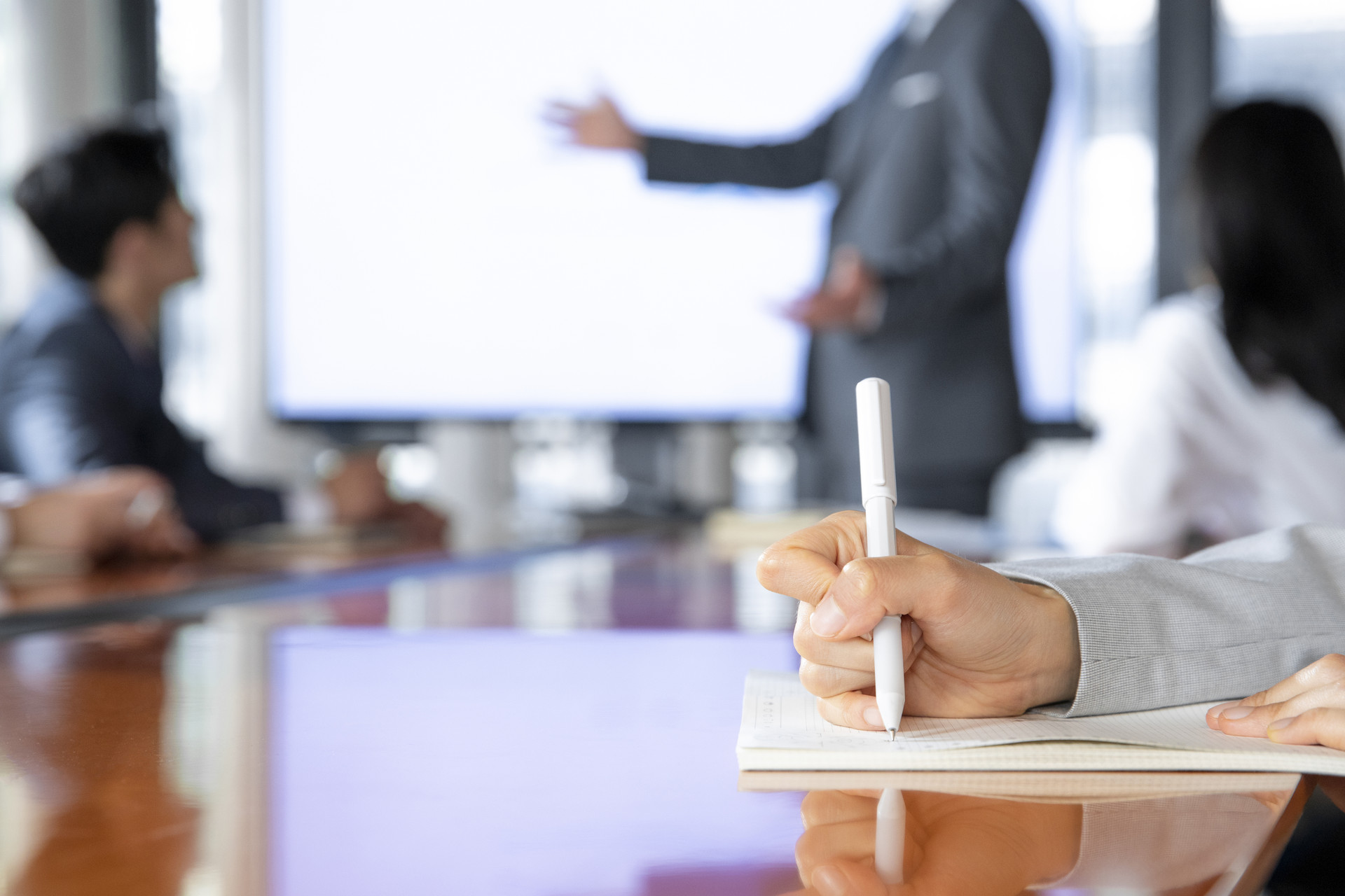 摄图网_501533456_banner_商务男女年终总结（非企业商用） (1).jpg